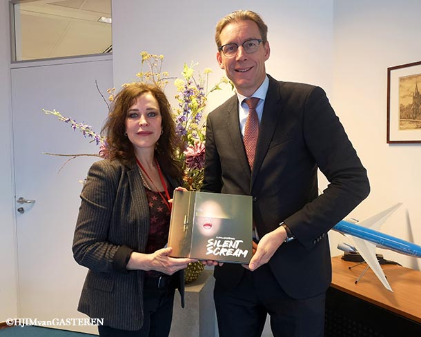 Boek overhandigd aan Burgemeester Poppens